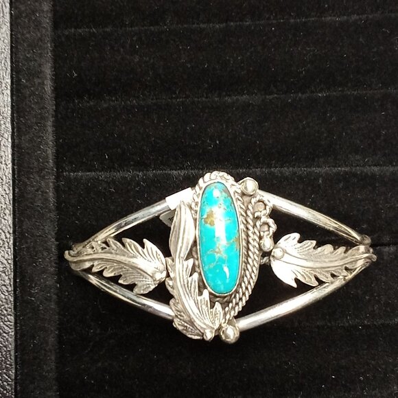 Beautiful Navajo Handmade Women's Cuff Bracelet - Picture 1 of 7